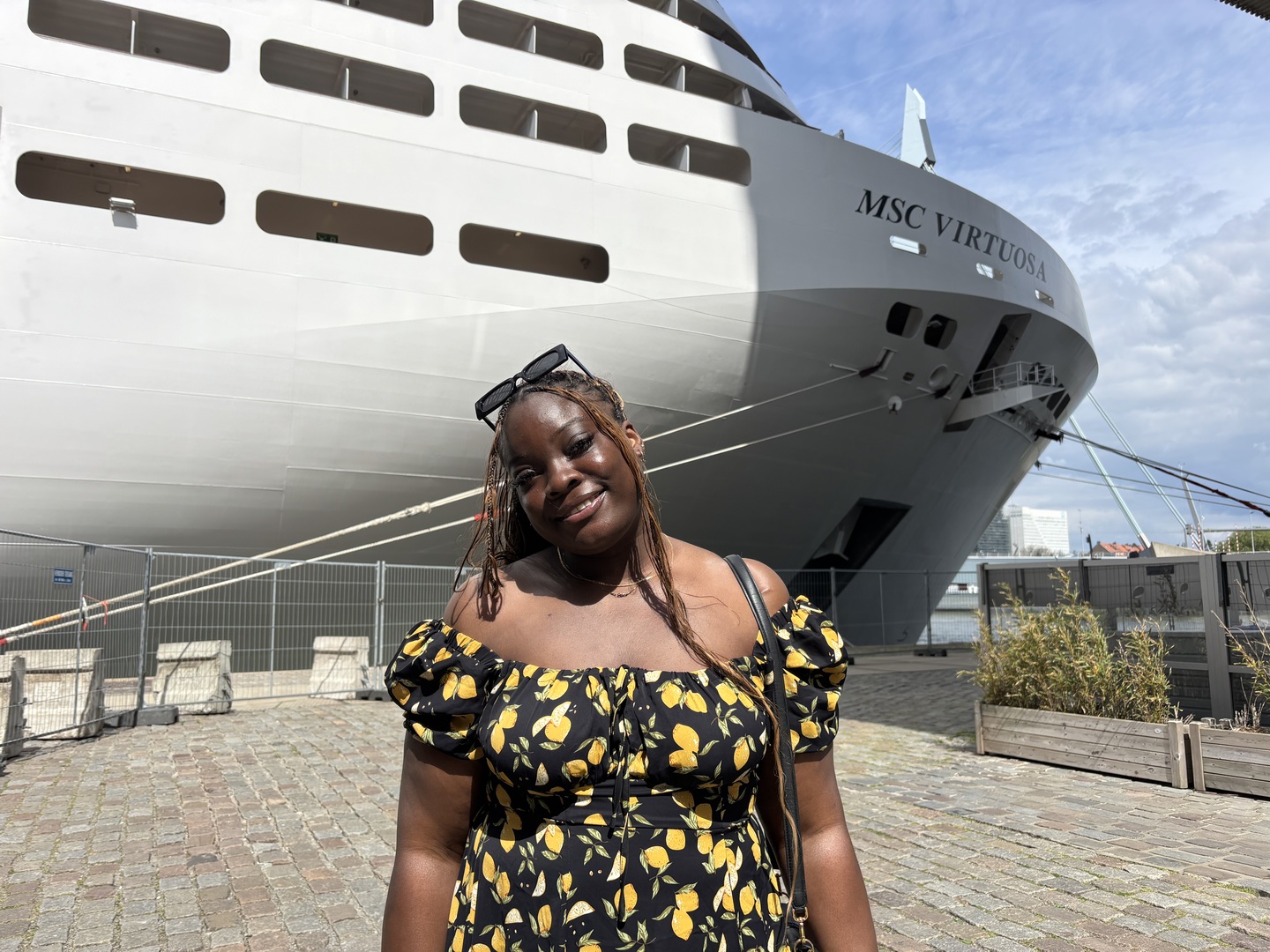 Deze vrouw geniet van haar cruise met de Virtuosa.