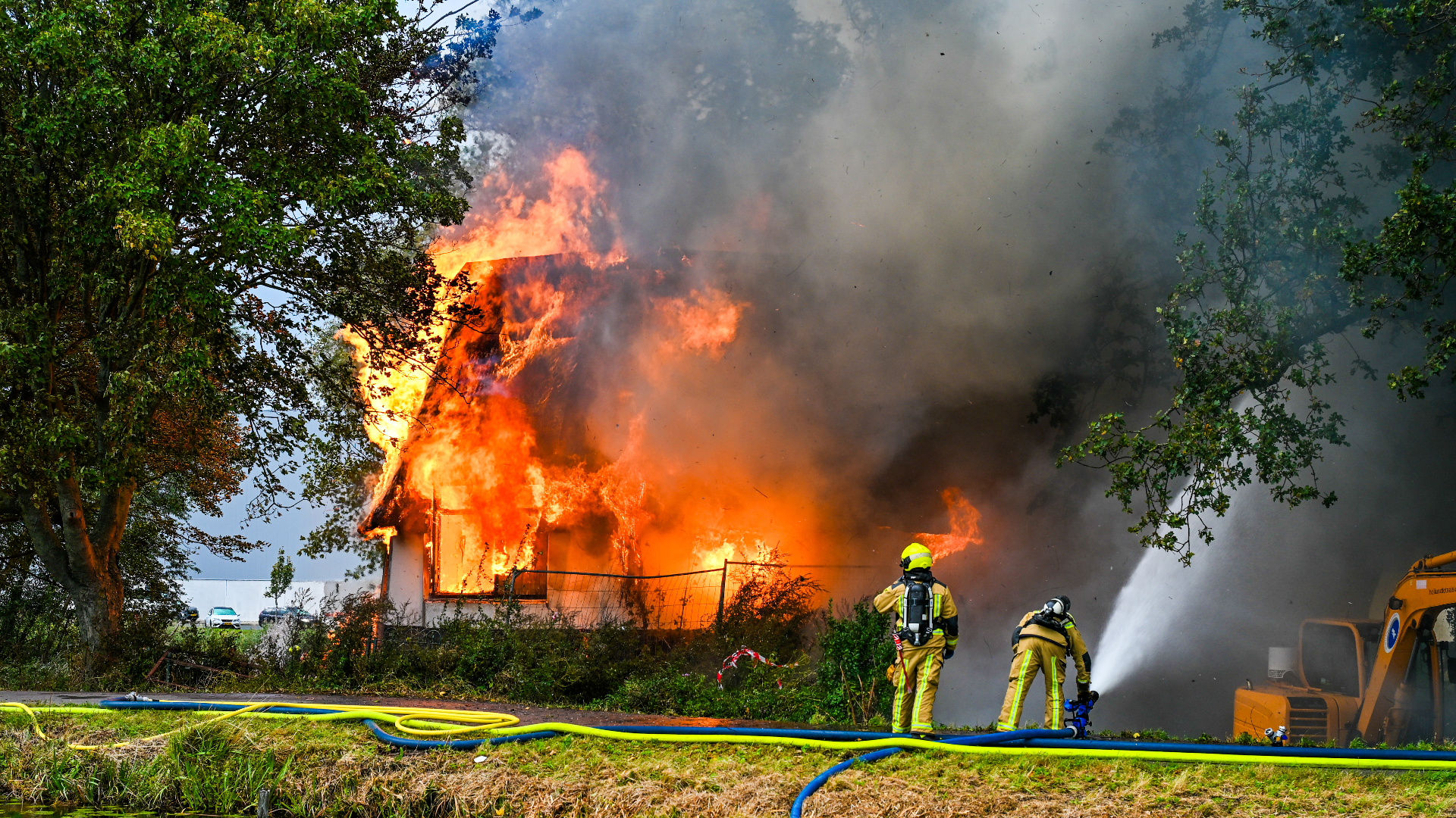 Het pand valt niet meer te redden. Er is gekozen om het pand gecontroleerd af te laten branden.