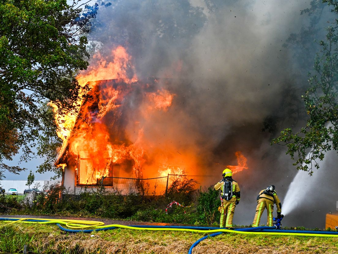 Het pand valt niet meer te redden. Er is gekozen om het pand gecontroleerd af te laten branden.