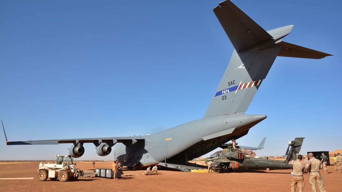 Apache-gevechtshelikopters worden ingeladen voor vertrek uit Mali