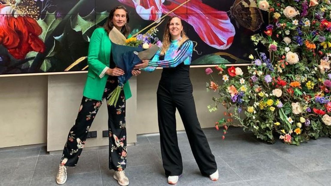 Directeur Martine Gosselink en kunstenaar Nadia van Luijk