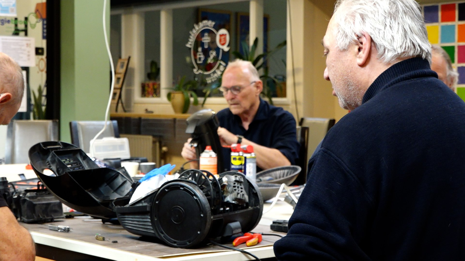 Bij het Repair Café Almelo komen veel stofzuigers en koffiemachines binnen