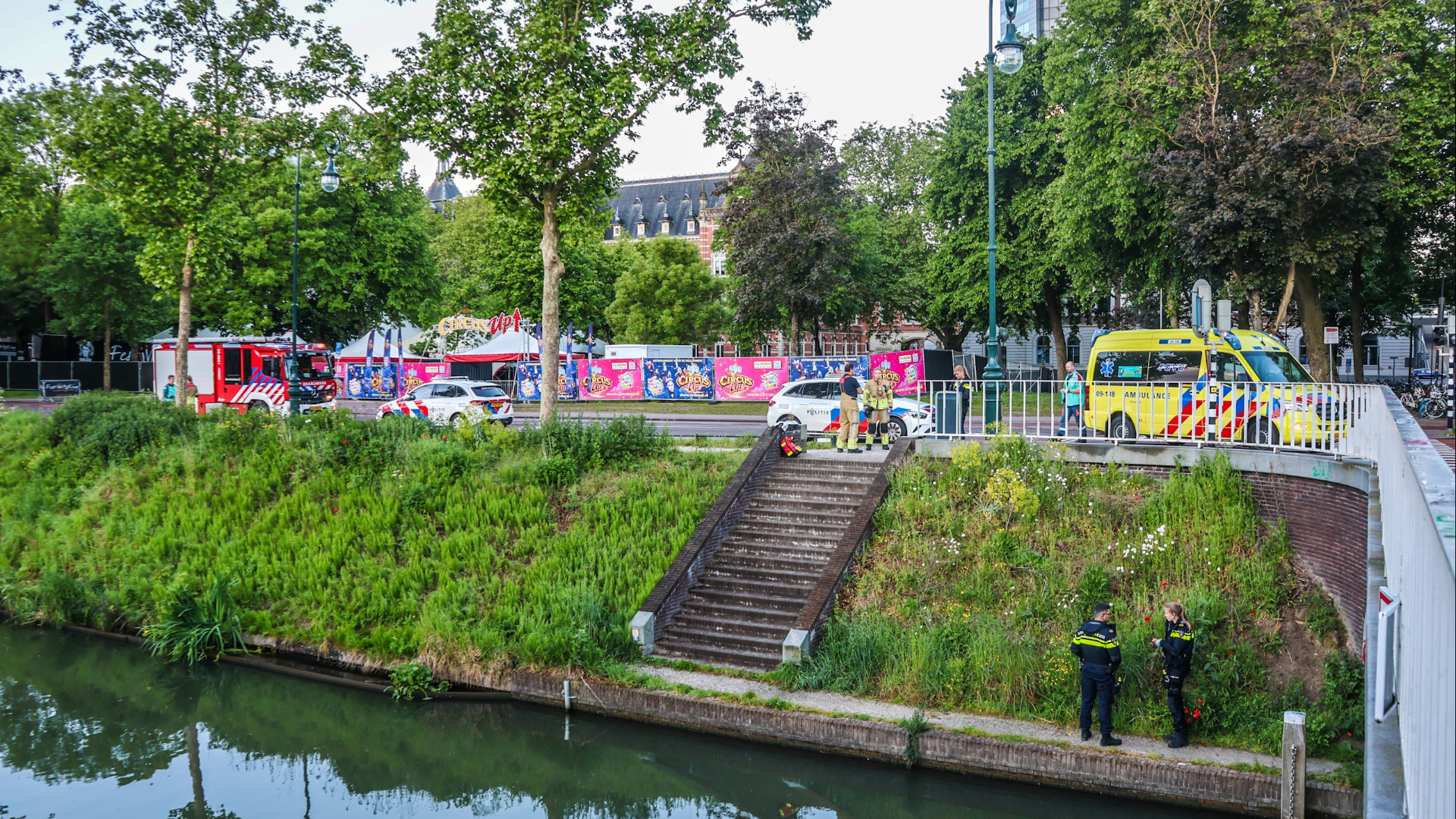 Hulpdiensten rukken uit voor persoon te water in Utrecht