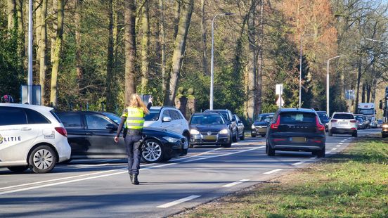 N733 in Enschede afgesloten na ongeluk. N733 in Enschede afgesloten na ongeluk.