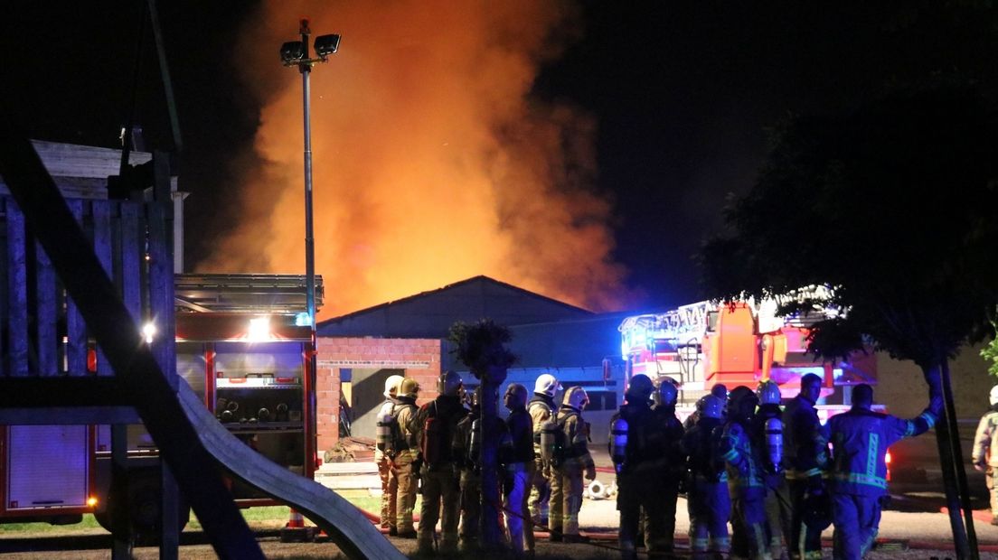Brand in manege Koewacht geblust door Zeeuwse en Belgische brandweer