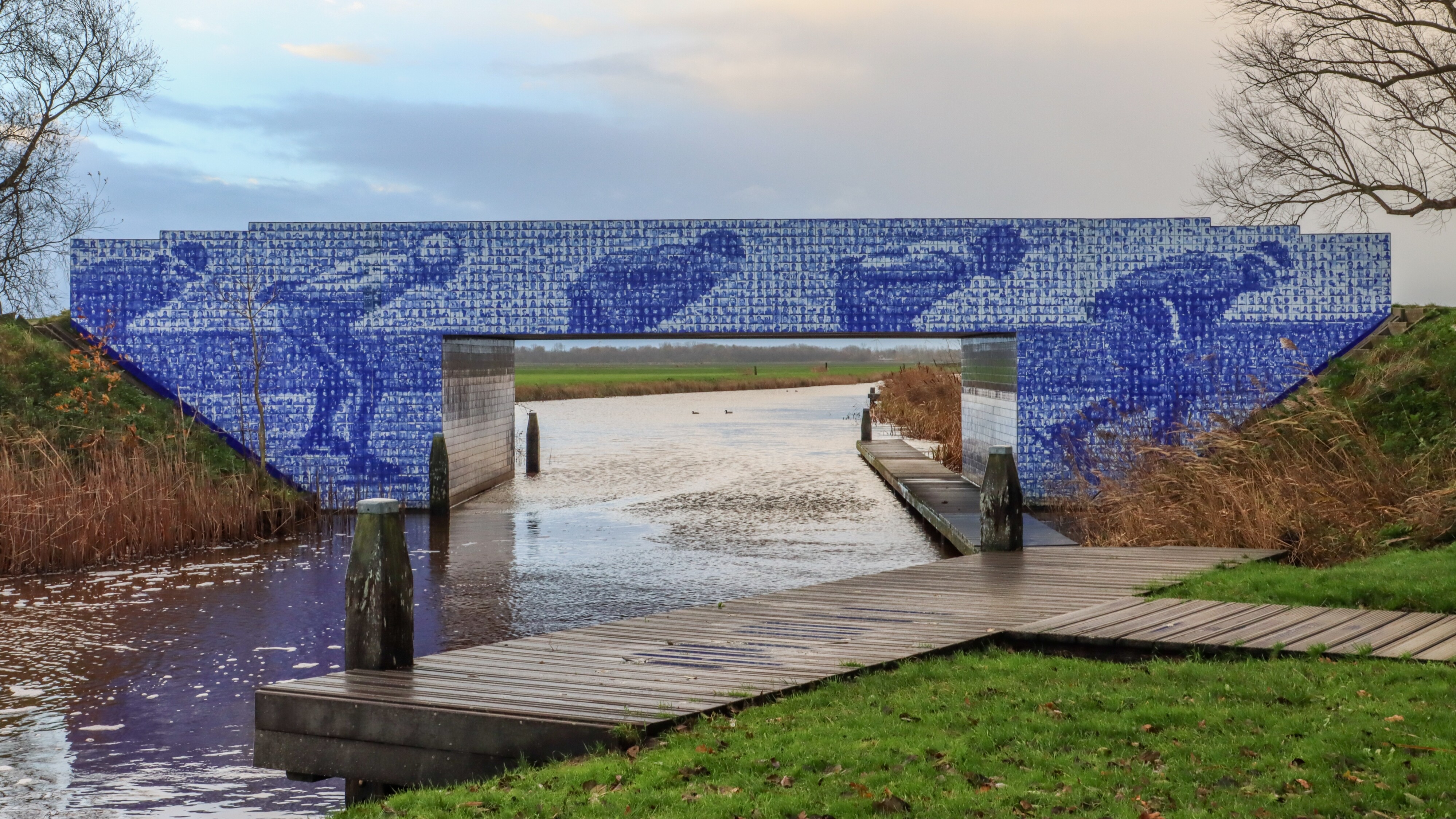De Alvestêdebrêge by Gytsjerk, wêrop't ek in tegeltsje fan Lodewijk Zwierstra stiet