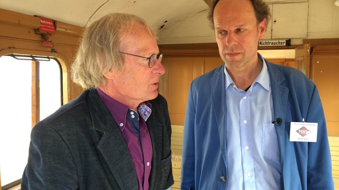 Albert Gilbert van het Herinneringscentrum Kamp Westerbork in de wagon in gesprek met Michel Dispa van Museum Buurtspoorweg (Rechten: RTV Drenthe / Serge Vinkenvleugel)