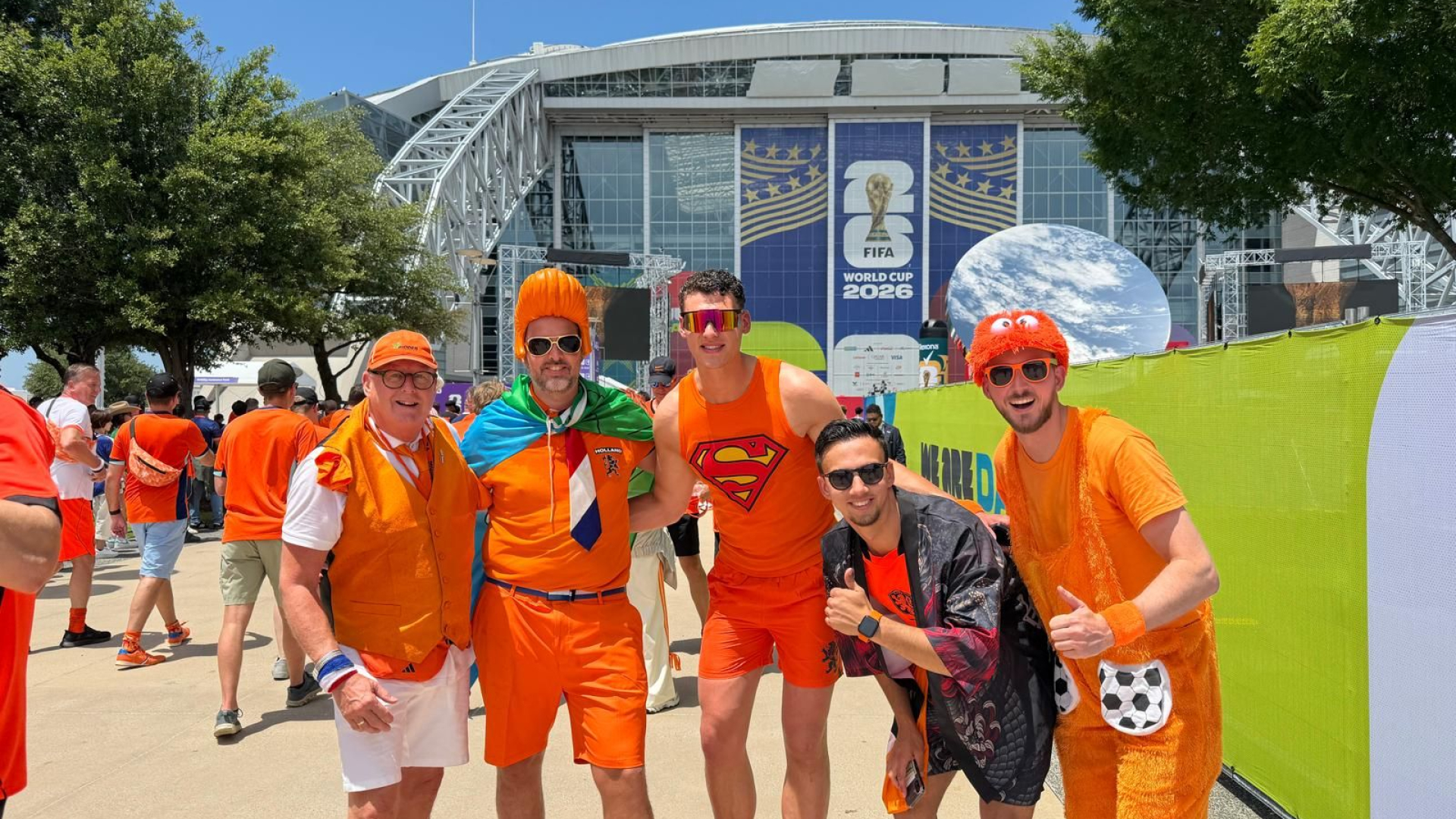 'Orange Elvis' vliegt op en neer voor het WK: 'Virus is helemaal overgeslagen'
