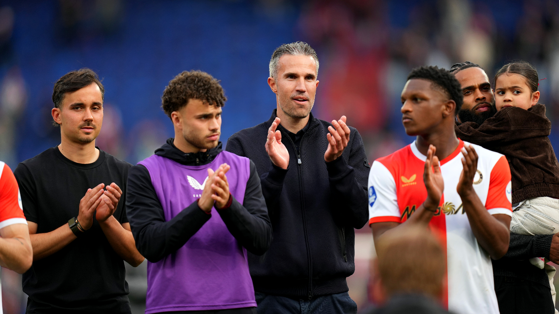 Robin van Persie bedankt samen met zijn spelers het publiek.