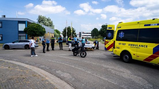 Vrouw gewond na botsing • auto vliegt in brand. Vrouw gewond na botsing • auto vliegt in brand.