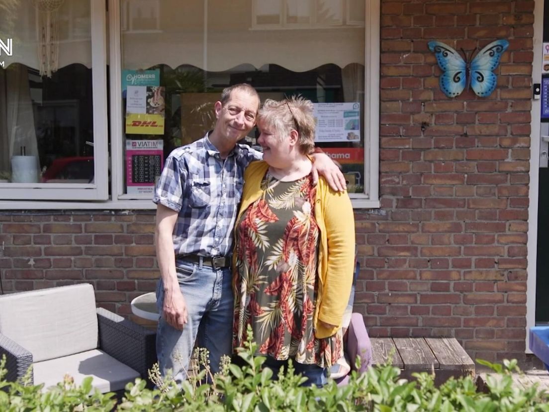 Adrie en Annemarie voor hun huis in Vreewijk