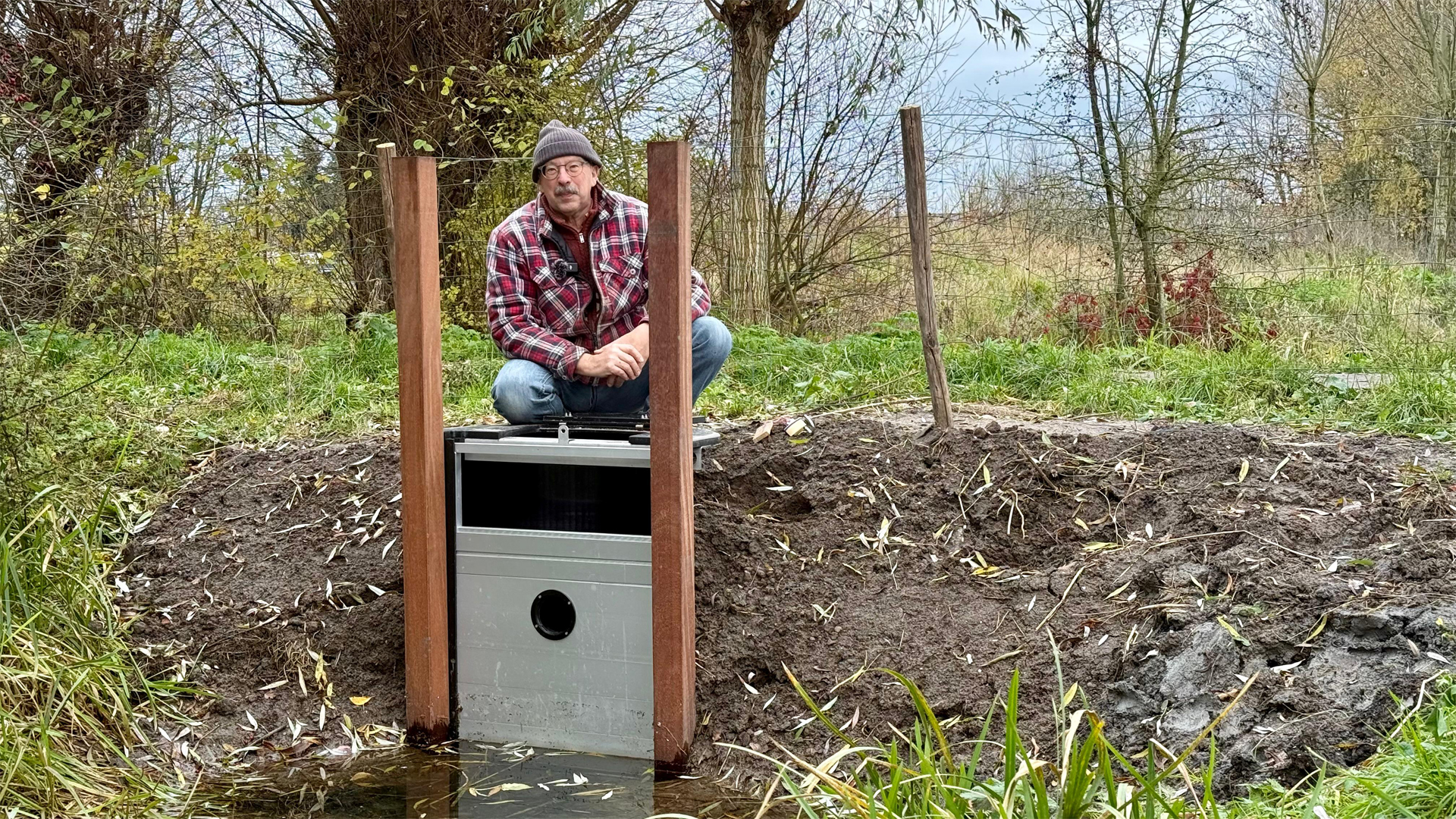 Alle regen die nu valt, houdt Peter met zijn mini-dam vast voor de zomer