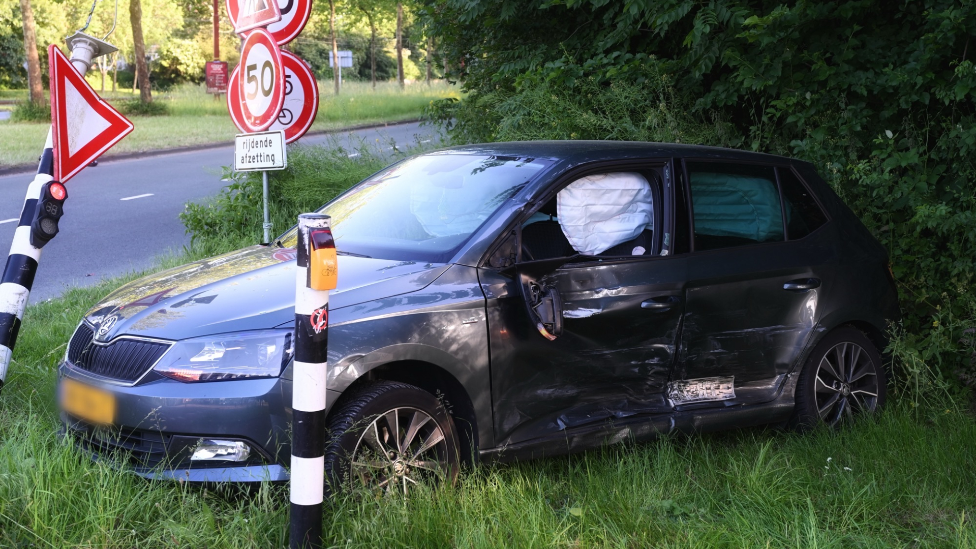 Veel schade bij botsing tussen twee autos in Nieuwegein.