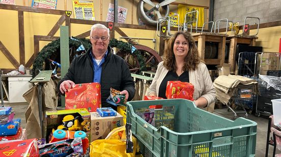 Vrijwilligers regelen Sinterklaascadeaus voor honderden gezinnen in Raalte Nieuws