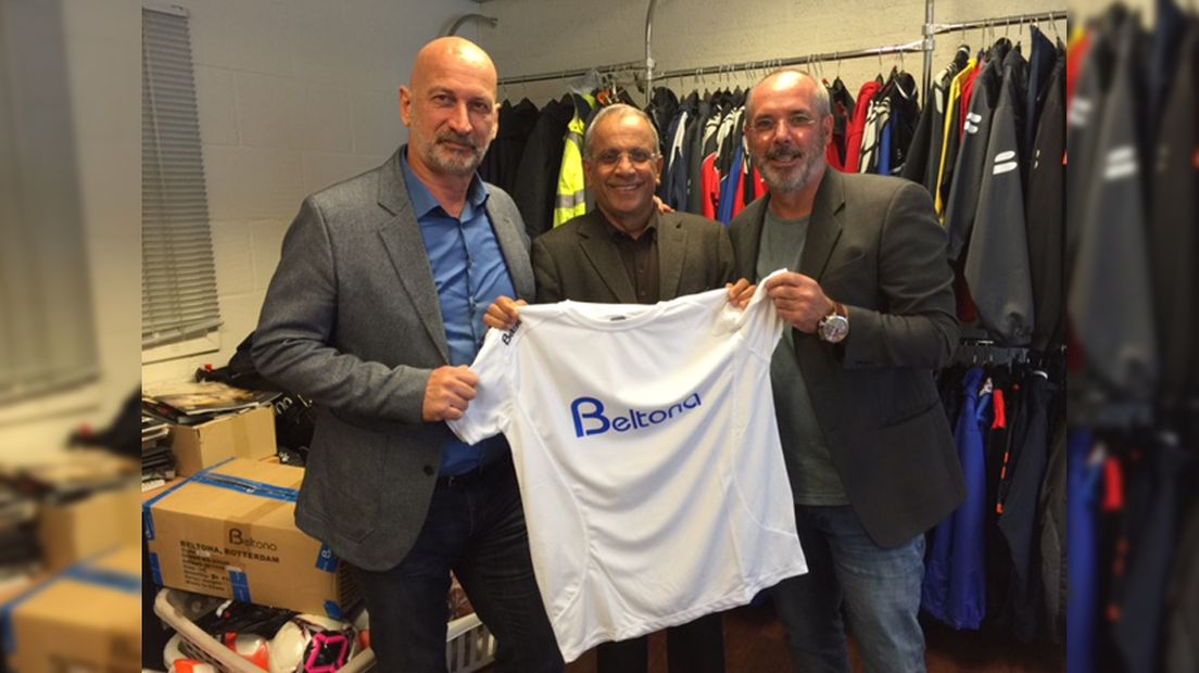 Eigenaar Puran Chand met de nieuwe Voorburgse eigenaren Wim van Leeuwen (l) en Marcel Commers (r)