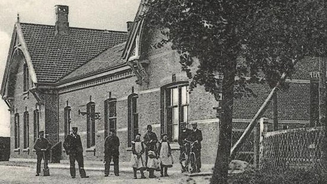 Het stationsgebouw van Loppersum in 1915