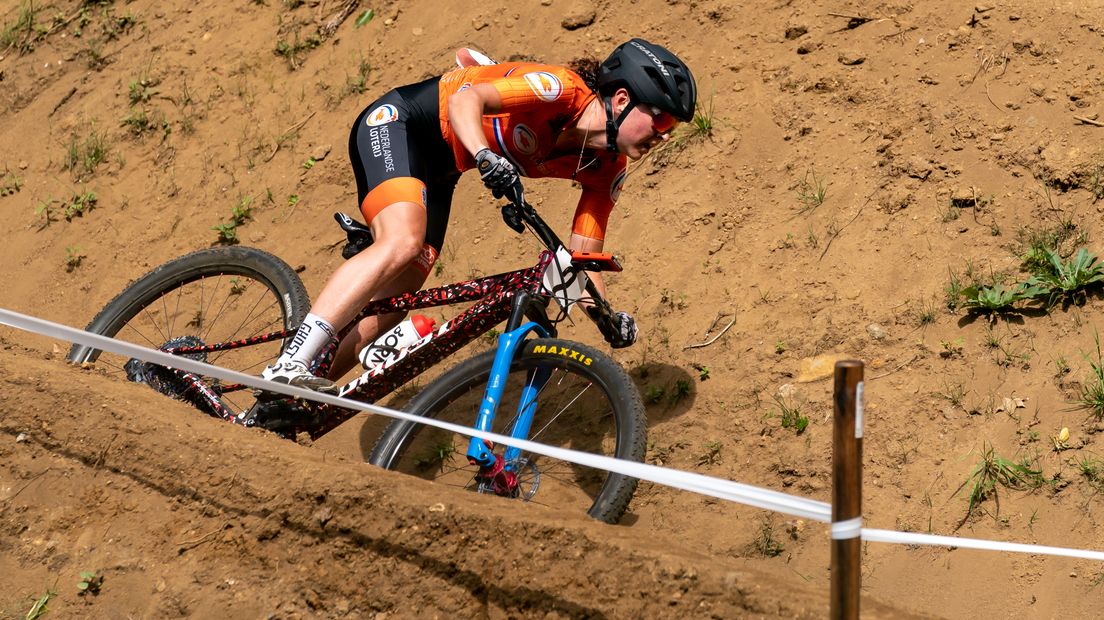 Mountainbikester Anne Terpstra in actie.