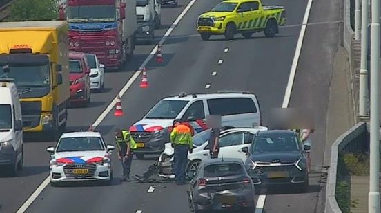 Twee keer raak op snelweg: ongelukken met meerdere autos. Twee keer raak op snelweg: ongelukken met meerdere autos.