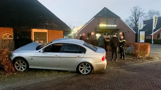 Auto in de bosjes na botsing in Borger. Auto in de bosjes na botsing in Borger.