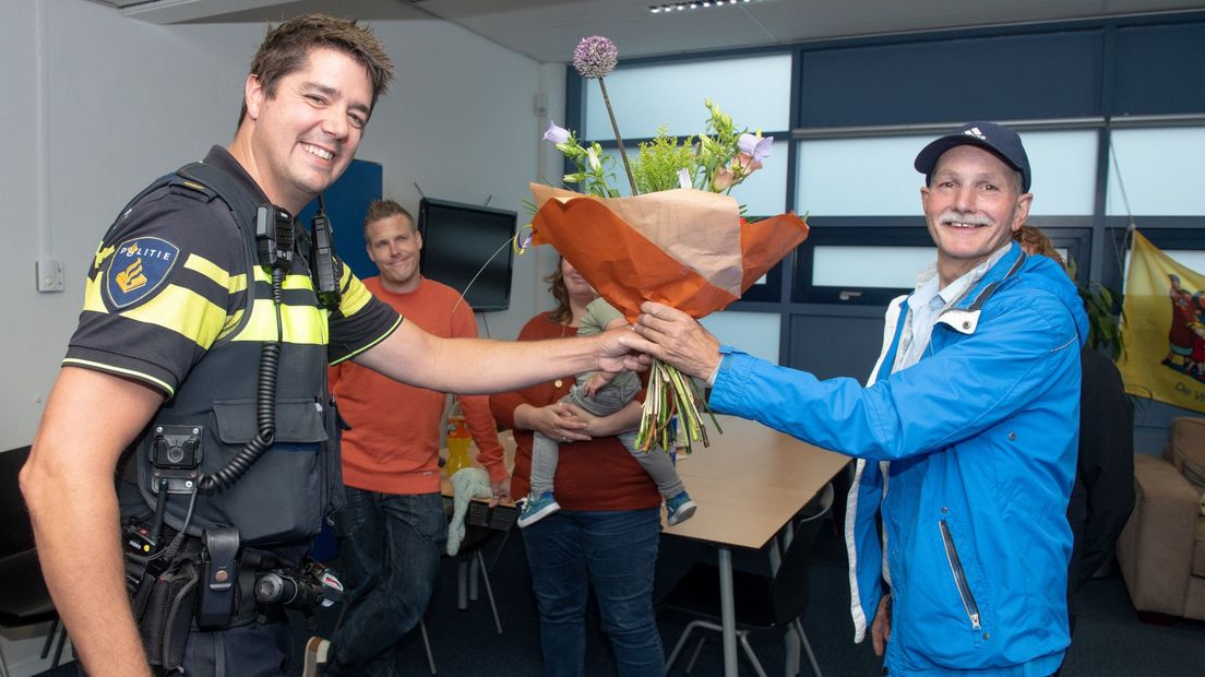 Peter van Zon kreeg bloemen van wijkagent Bas Riksen