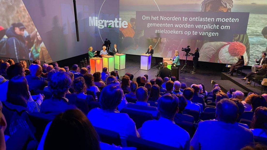 Een volle tribune bij het verkiezingsdebat in Forum Groningen