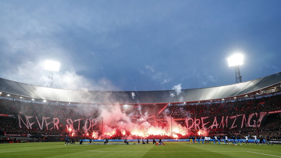 Spandoek Feyenoord-supporters Never Stop dreaming tijdens de Conference League halve finale in De Kuip