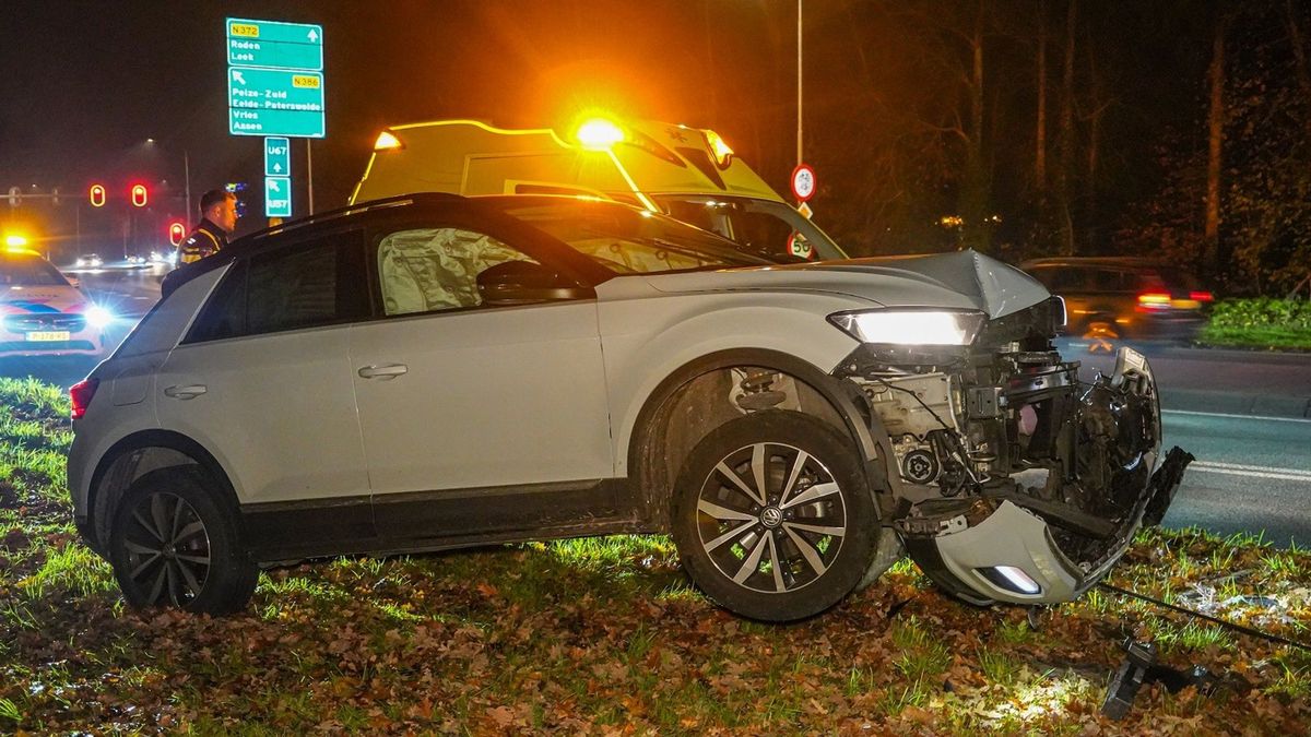 Auto rijdt lantaarnpaal in tweeën bij Peize, bestuurder aangehouden