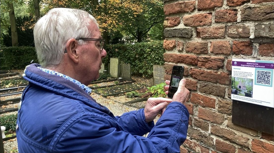 Jan Rijdes loopt rond op de begraafplaats waar hij zo'n innige band mee heeft.