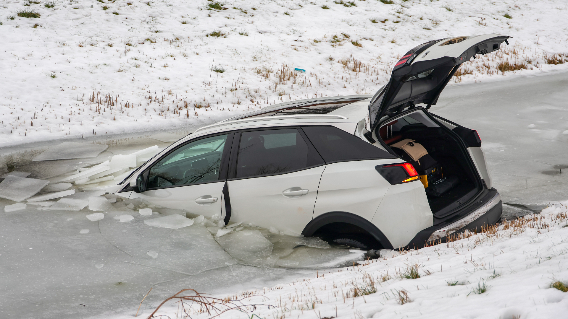 De bestuurder van de auto wist het voertuig zelf te verlaten via de achterklep en kwam met de schrik vrij.