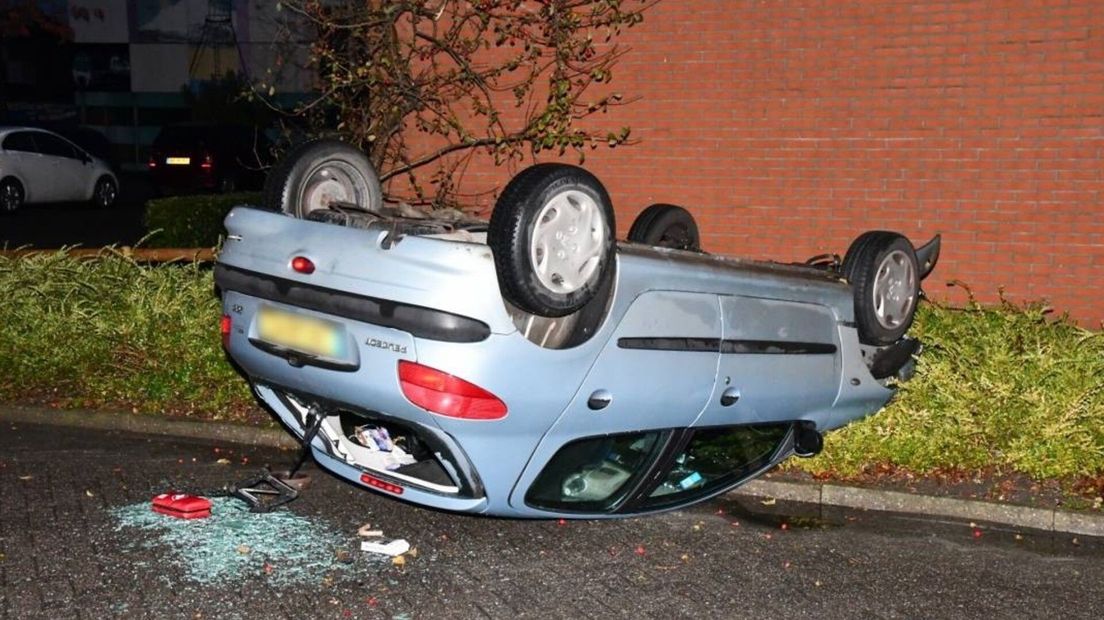 Boompje zorgde ervoor dat de auto op het dak belandde