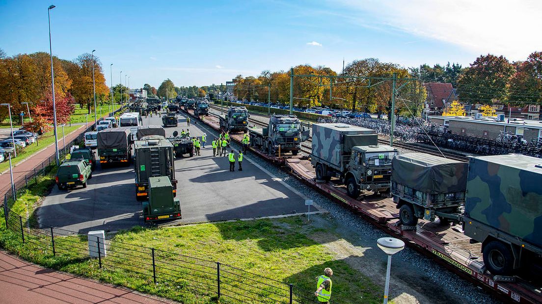 Tientallen militaire voertuigen zijn vandaag op treinwagens geladen in Steenwijk. (Rechten: Defensie)