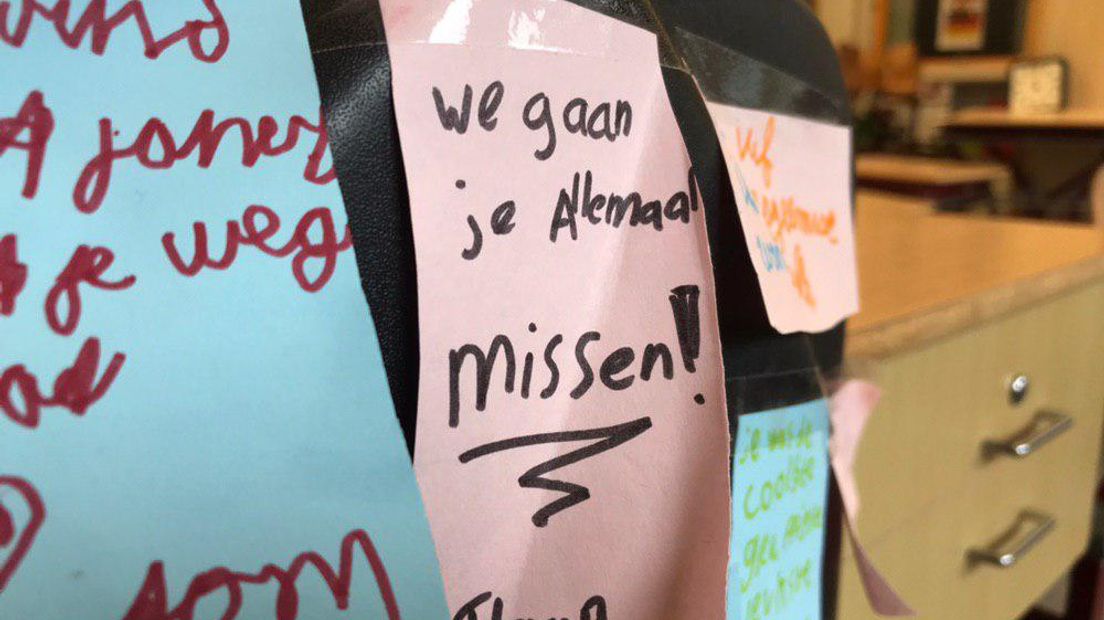 'We gaan je allemaal missen' staat op een briefje van de stoel van één van de juffen (Rechten: RTV Drenthe/Erwin Kikkers)