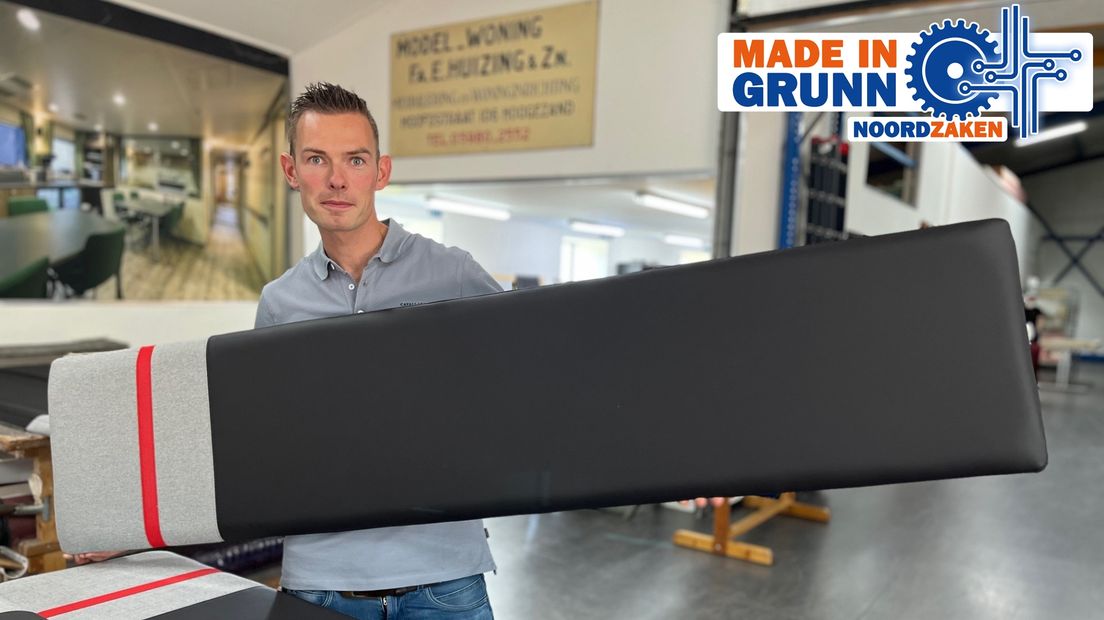 Matthijs Huizing in de werkplaats met een hoofdbord
