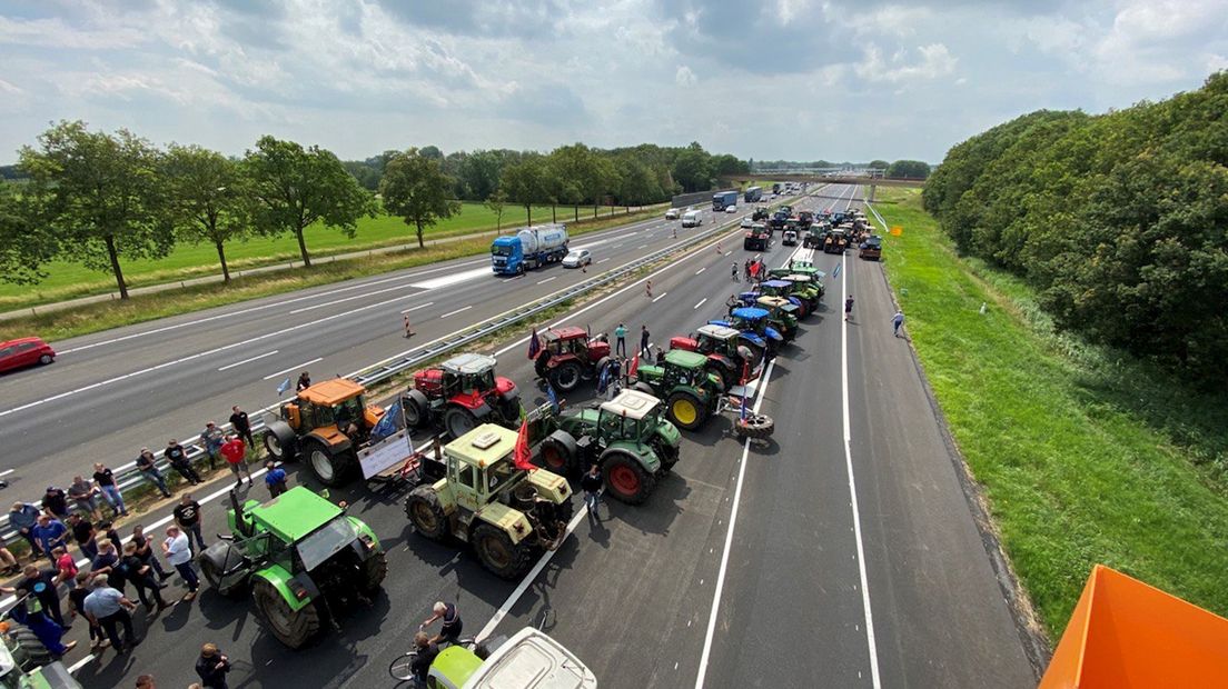 Boeren blokkeren snelweg A1