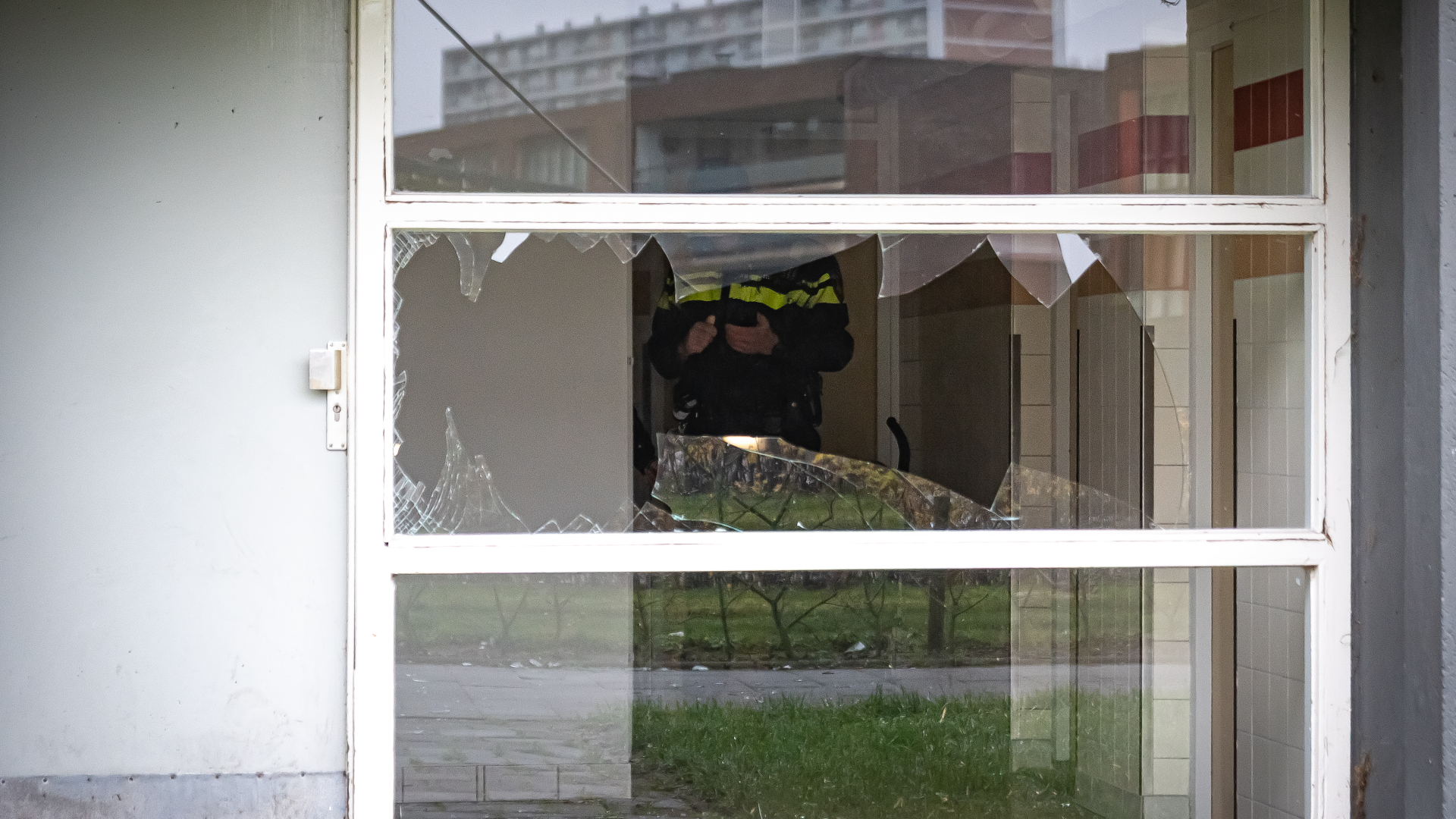 Een groot gat in de ruit op de begane grond.