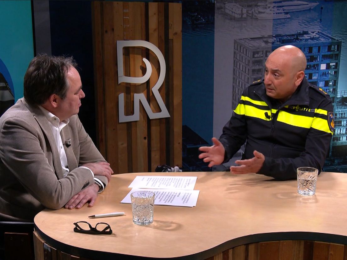 Politiechef Tolga Koklu in gesprek met presentator Ruud de Boer op TV Rijnmond.