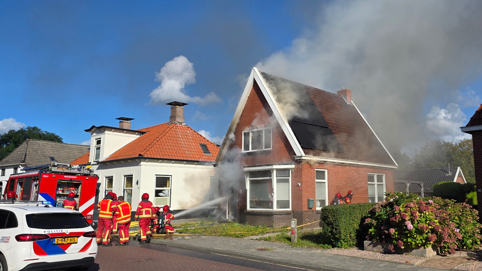 Rook komt uit de woning in Noordbroek