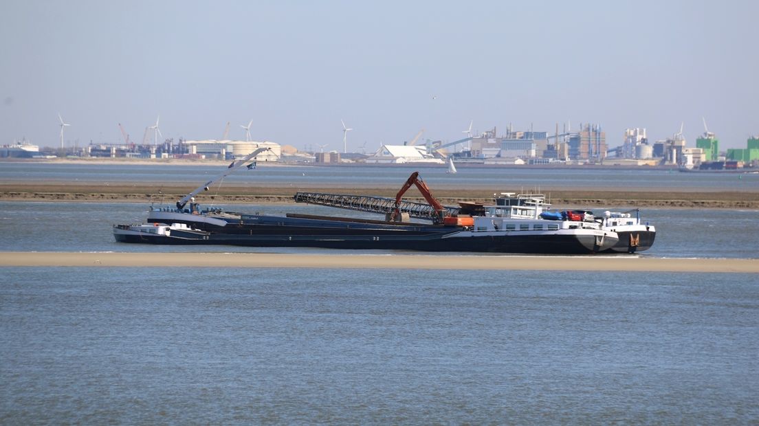 Vastgelopen binnenvaartschip Westerschelde