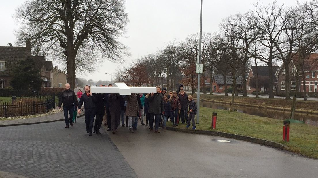 De processie (Rechten: RTV Drenthe / Berton van Balveren)