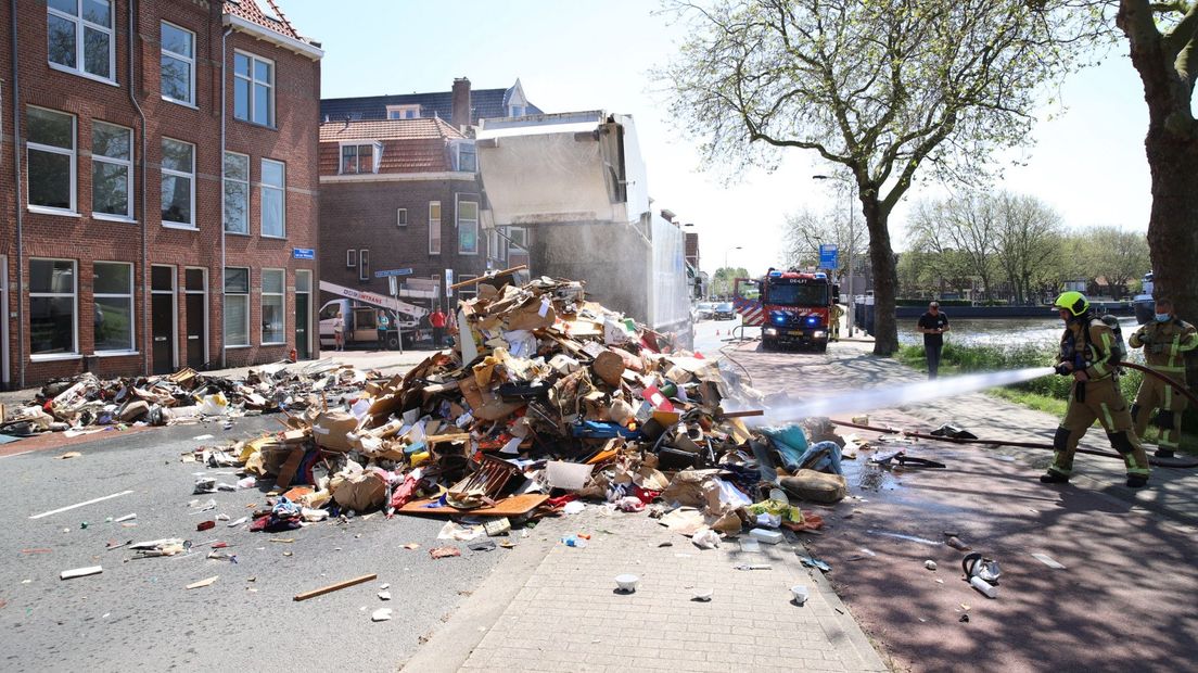 De brandweer moest de hele inhoud van de vuilniswagen op de straat gooien om de brand te blussen