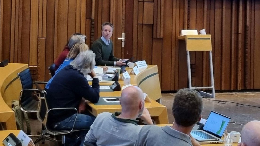 Insprekers tijdens een commissievergadering.