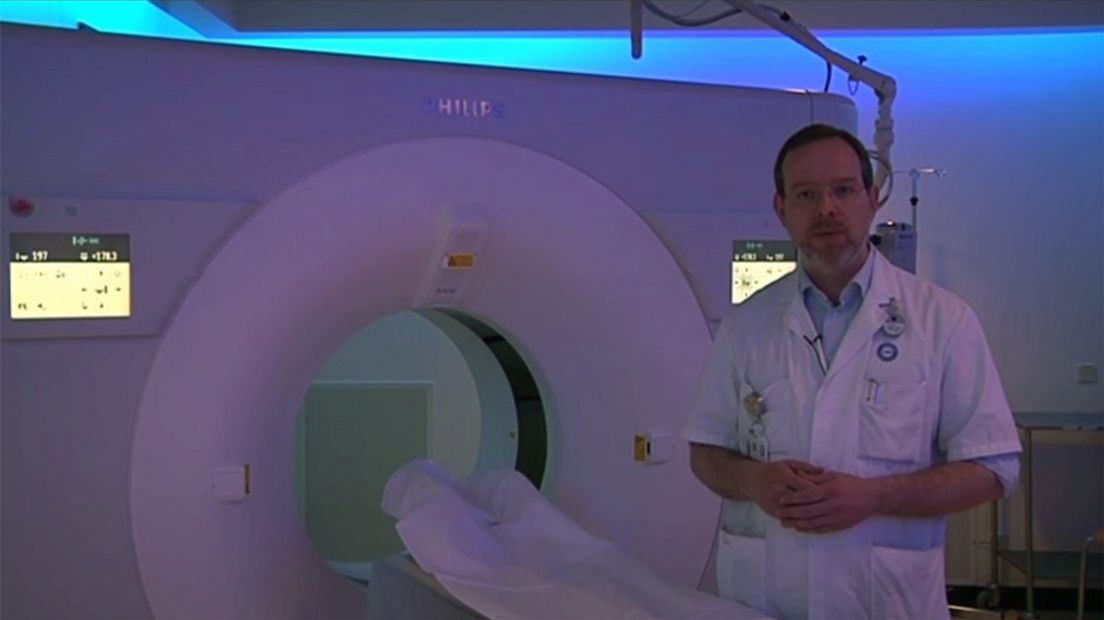 Radioloog Tim Leiner naast de nieuwe scanner.