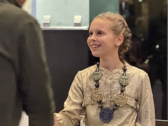 Kinderburgemeester Femke (11) overtuigt gemeenteraad om prullenbakken in Westerveld op te fleuren