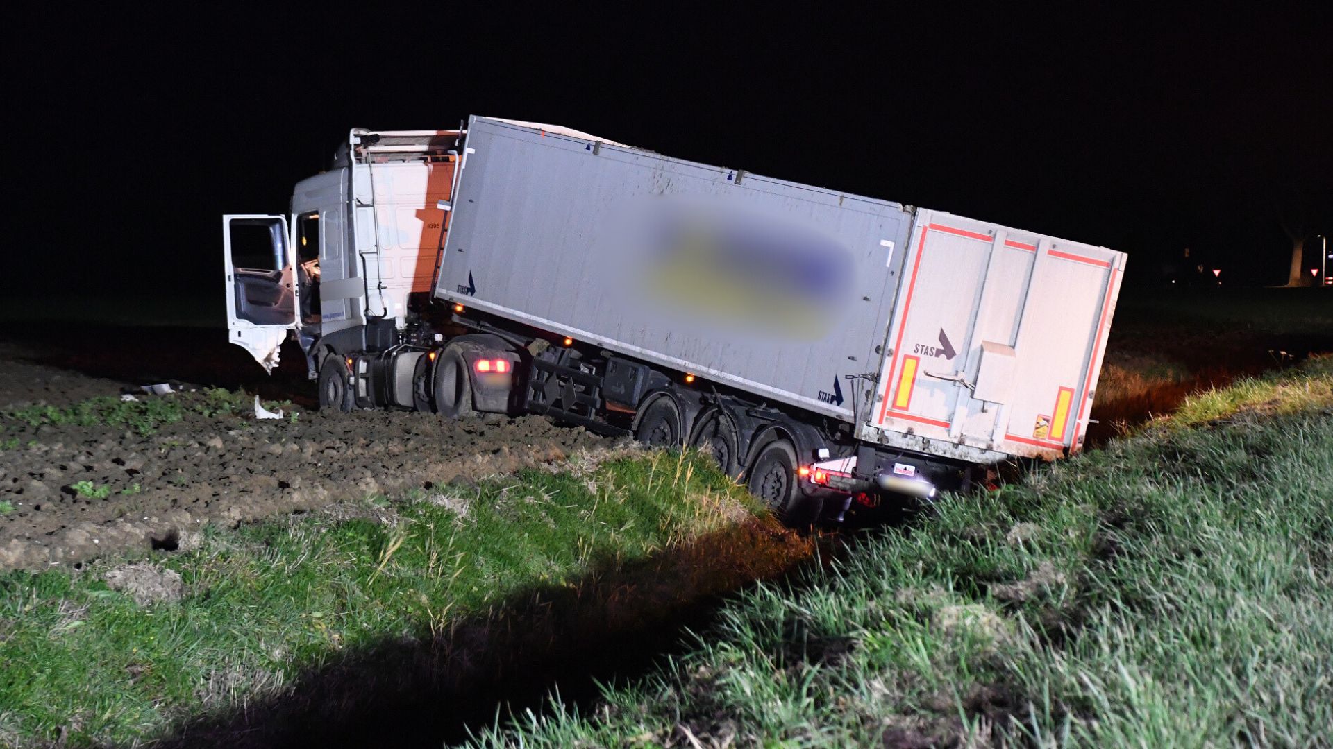 Vrachtauto schiet na ongeluk met personenauto door tot op een akker