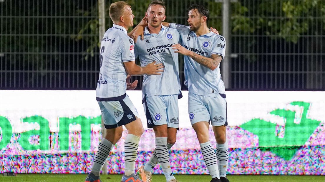 Brittijn is het middelpunt bij de 1-1 (links Kaak, rechts Giovanni Büttner)