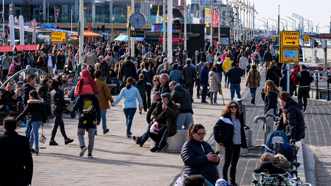 Drukte op de boulevard op Scheveningen