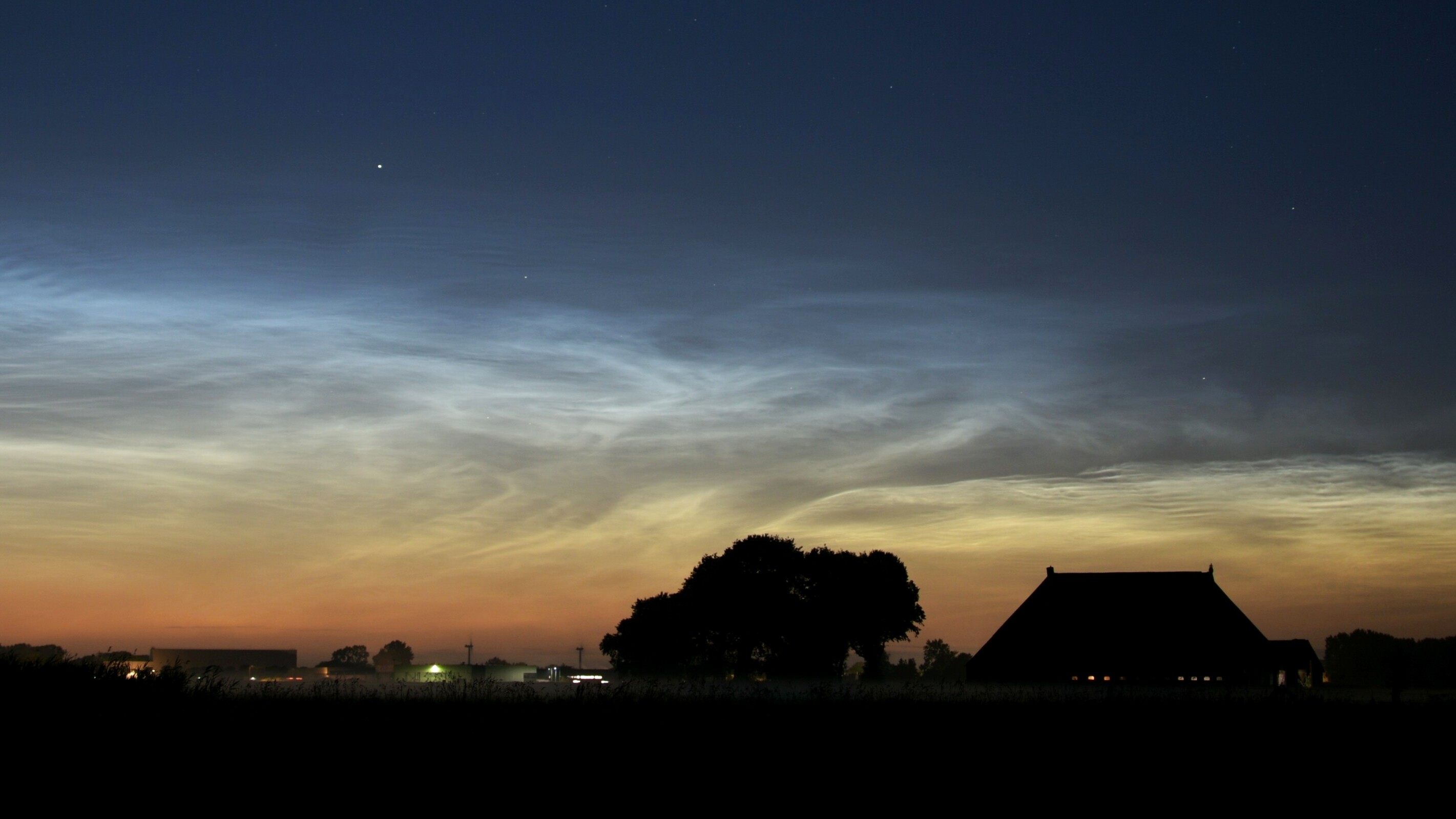Nachtwolken boven Hallum