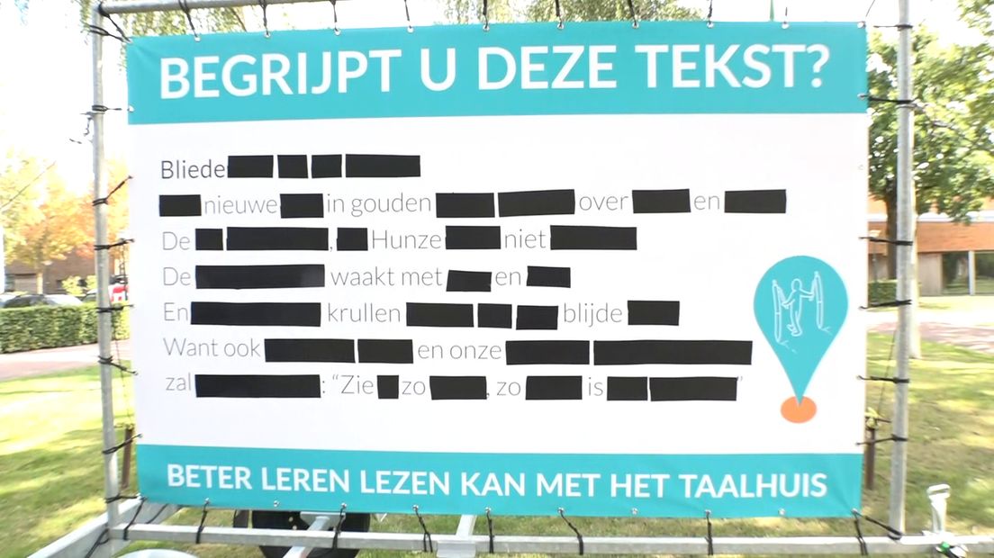 Een speciaal spandoek in Gieten om aandacht te vragen voor laaggeletterdheid