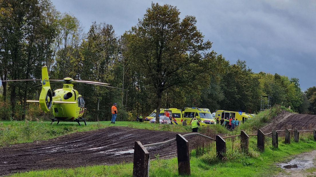 De hulpdiensten zijn in groten getale aanwezig bij de crossbaan