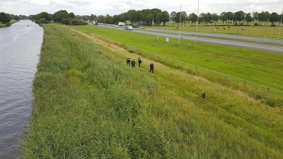 De politie zoekt met een boot naar de vermiste man (Rechten: Persbureau Meter)